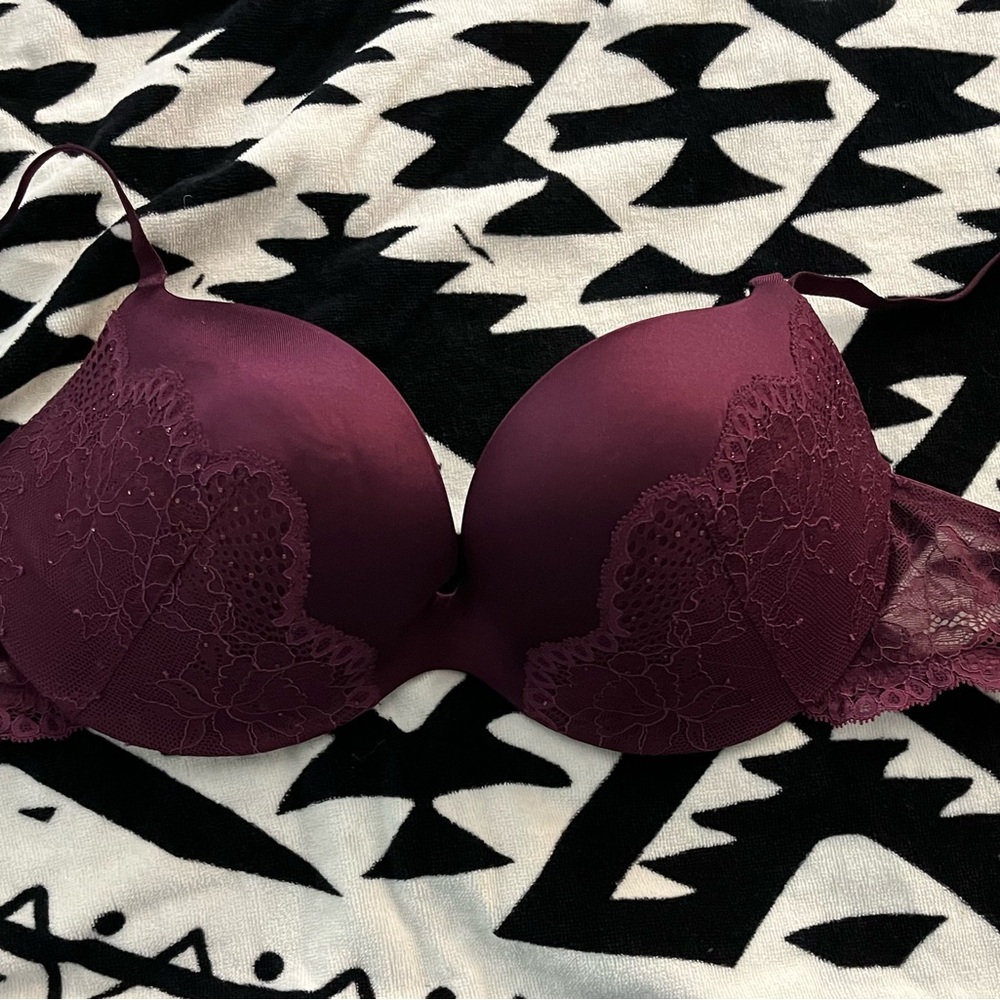 Beautiful burgundy lacy bra - size 38DD